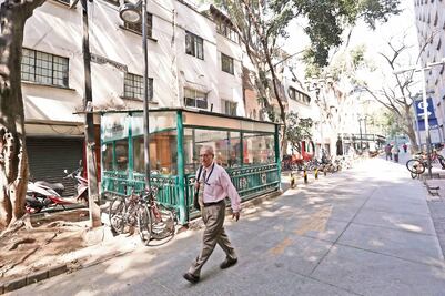 Exigen meter en cintura a ambulantes de la Zona Rosa