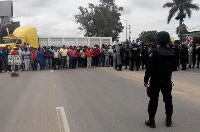 Oaxaca: CNTE y padres mantienen bloqueos carreteros