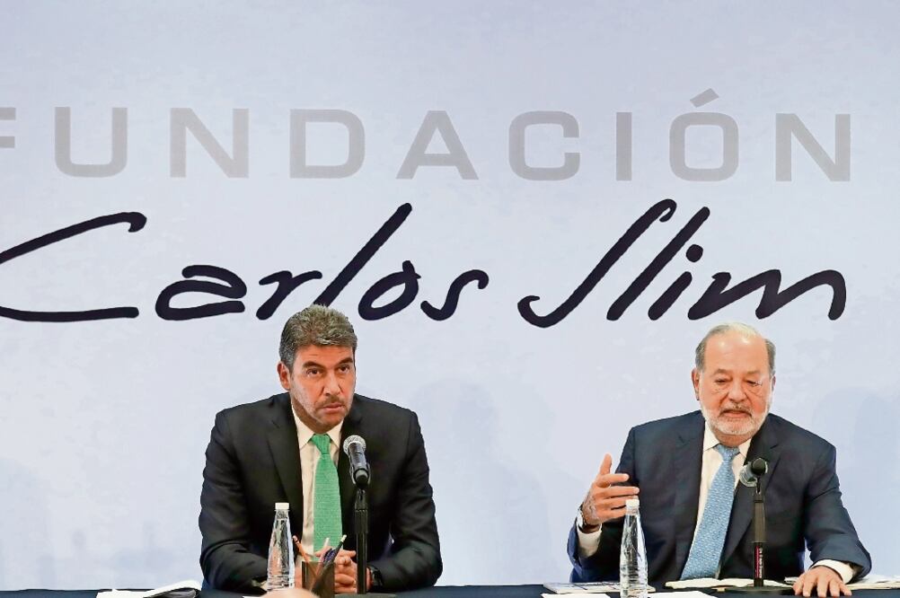 El presidente de Grupo Carso, Carlos Slim Helú (der.), dijo que se tendrían que expropiar terrenos para construir caminos a la base militar de Santa Lucía. Foto: IRVIN OLIVARES. EL UNIVERSAL