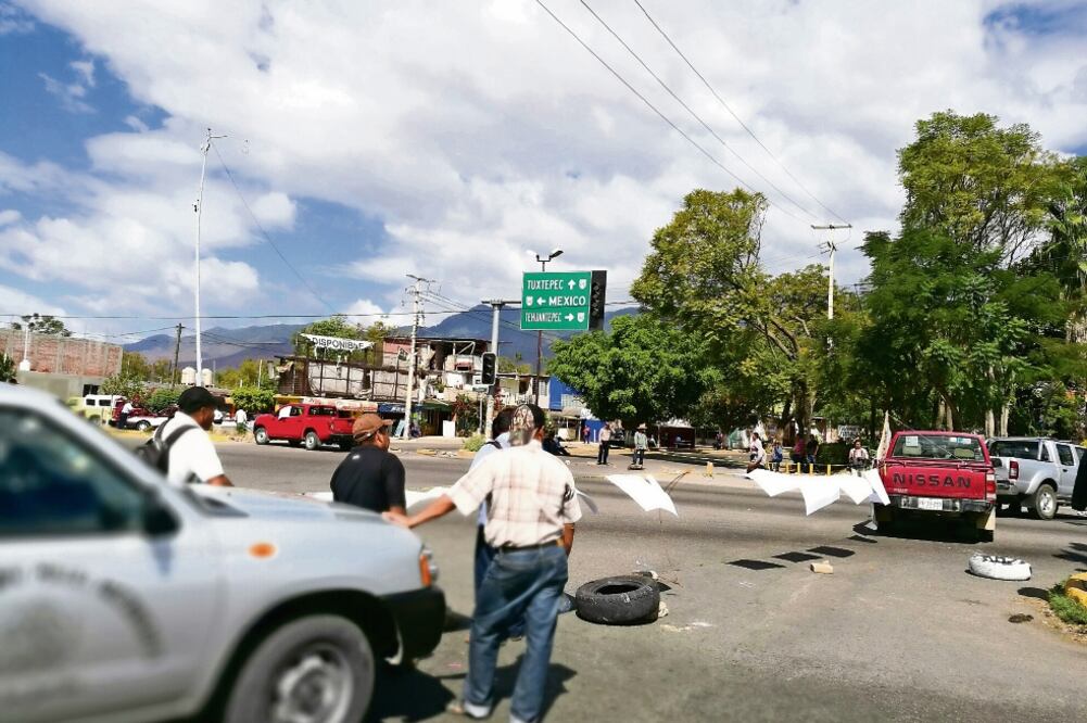 Por segundo día consecutivo, pobladores de al menos 13 agencias de San Carlos Yautepec bloquearon dos tramos carreteros en el estado para exigir la anulación de las elecciones de integrantes del Cabildo. (ISMAEL GARCÍA. EL UNIVERSAL)