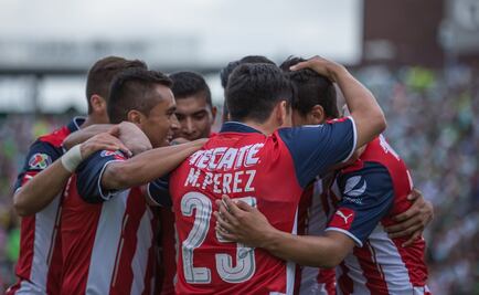 Chivas aprovecha mal momento de Santos en casa
