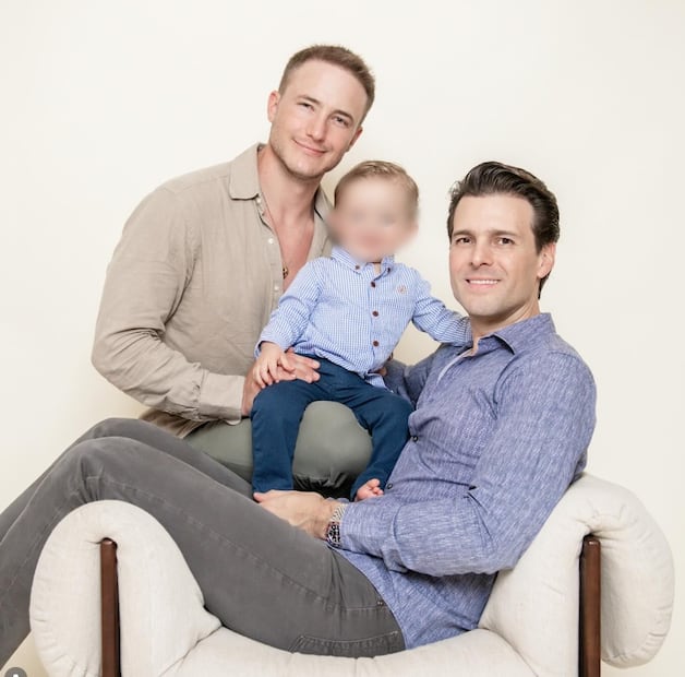 Yannick Strickler, hijo del actor René Strickler, y Manuel Alonso Cárdenas iniciaron su romance alrededor de 2016.