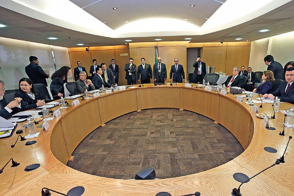 Ante los legisladores, el titular de Gobernación, Miguel Ángel Osorio Chong; la procuradora Arely Gómez, y el comisionado Monte Alejandro Rubido (LUIS CORTÉS. EL UNIVERSAL)