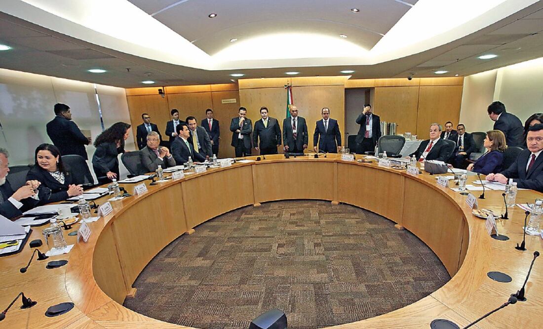 Ante los legisladores, el titular de Gobernación, Miguel Ángel Osorio Chong; la procuradora Arely Gómez, y el comisionado Monte Alejandro Rubido (LUIS CORTÉS. EL UNIVERSAL)