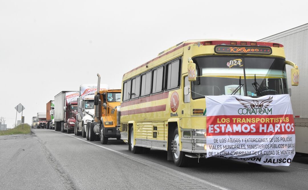 Inician transportistas protesta en Nuevo León. Foto: Emilio Vázquez