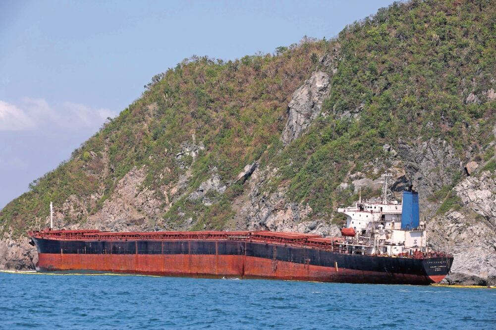 El buque Los Llanitos quedó encallado en Punta Graham, Barra de Navidad, en el estado de Jalisco desde el 23 de octubre pasado tras el paso del huracán "Patricia" (ARCHIVO EL UNIVERSAL)