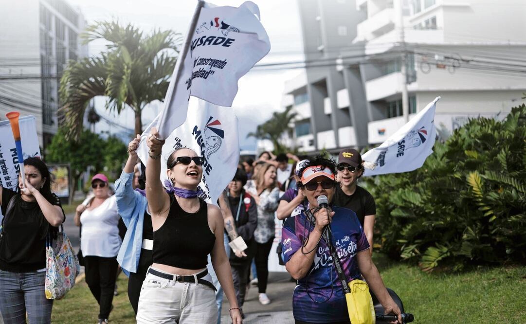 Mujeres sostienen carteles durante una manifestación frente al Instituto Nacional de las Mujeres (Inamu), en San José, Costa Rica, por la creciente ola de violencia. Foto: Jeffrey Arquedas /EFE