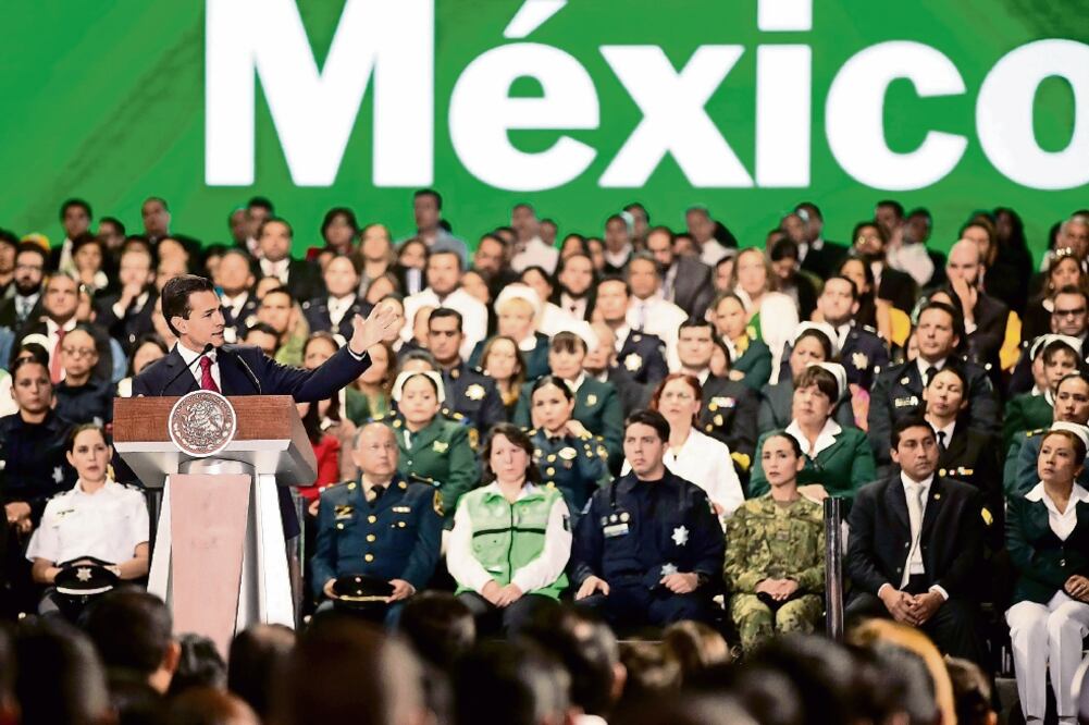 El presidente Enrique Peña Nieto cumplió ayer cuatro años al frente de la Presidencia de la República, llamó a lo s 2 millones de burócratas federales a redoblar el paso, impulsar una convocatoria a la unidad nacional. (FOTO: PRESIDENCIA)