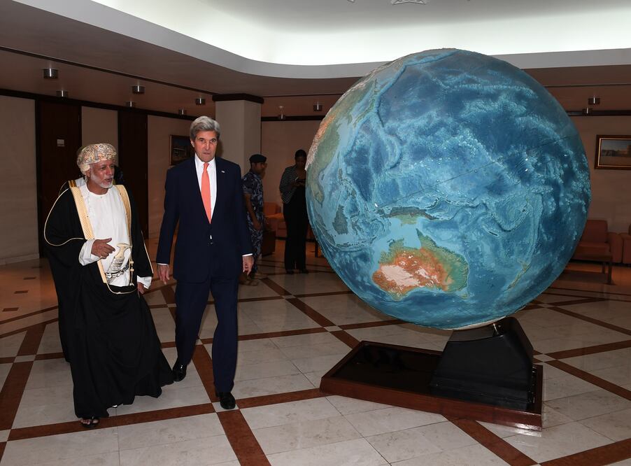 El secretario de Estado, John Kerry, y el canciller de Omán, Yusuf bin Alawi bin Abdullah (Foto: AP)