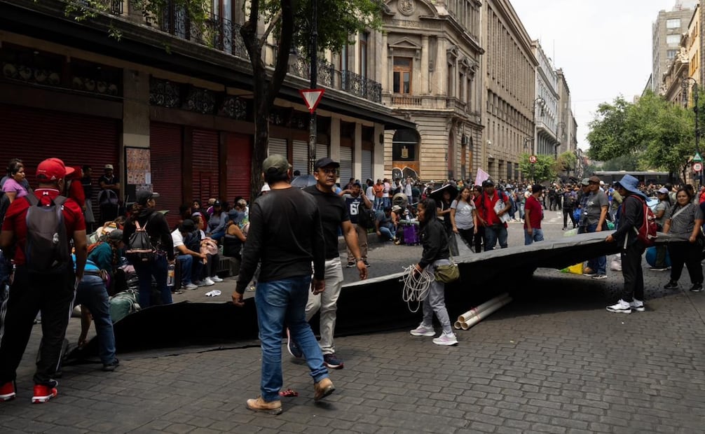Maestros de la CNTE comienzan a instalar tiendas de campaña sobre la calle 5 de Mayo. Foto: Hugo Salvador / EL UNIVERSAL