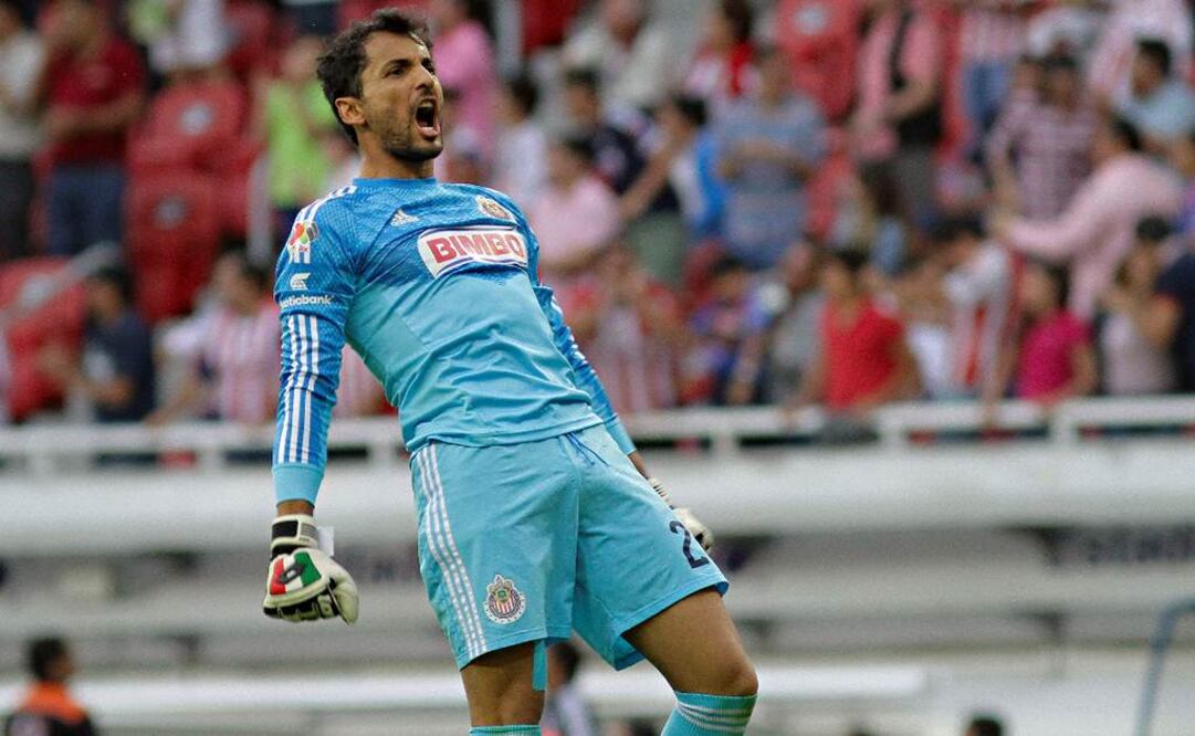 Luis Michel celebra una victoria con Chivas. Archivo