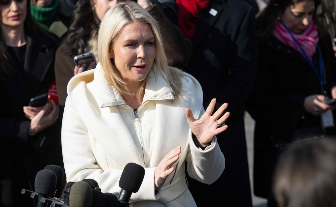 La secretaria de prensa de la Casa Blanca, Karoline Leavitt, habla con los medios de comunicación frente al Ala Oeste de la Casa Blanca en Washington, D.C., el 3 de febrero de 2026. El presidente colombiano, Gustavo Petro, y el presidente estadounidense, Donald Trump, mantuvieron su primera reunión presencial en la Casa Blanca el martes, con el objetivo de aliviar meses de tensión por Venezuela y el narcotráfico. Foto: AFP