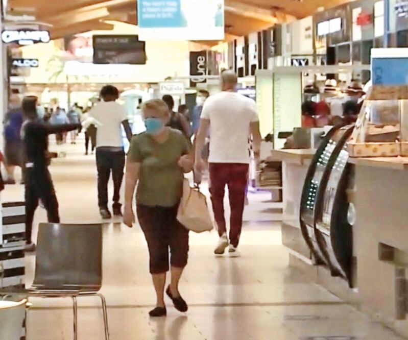 En Miami, en los centros comerciales, las diversas tiendas, independientemente de su giro, han implementado el uso obligatorio de tapabocas para sus empleados y guardan la distancia social. FOTOS: MAX AUB. EL UNIVERSAL 
