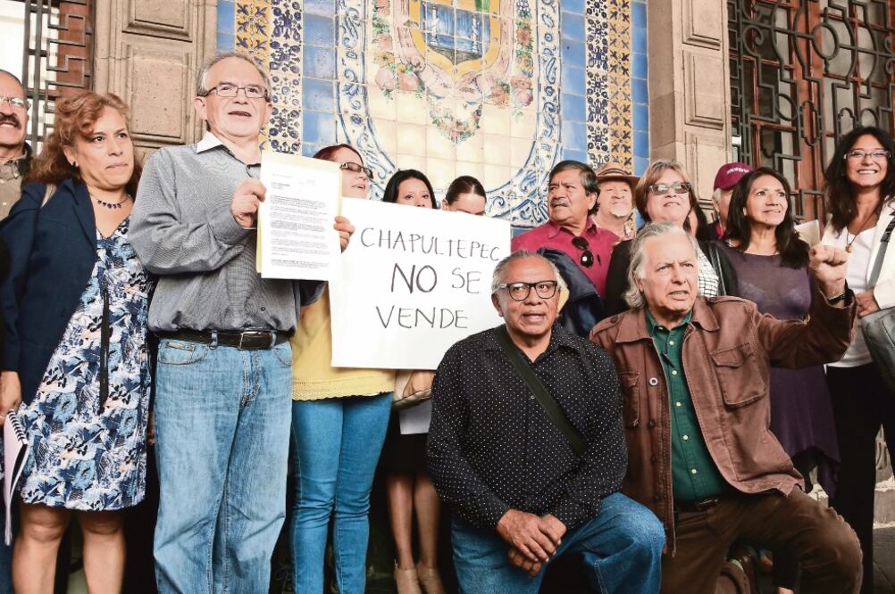 Los inconformes entregaron ayer una carta dirigida al jefe de Gobierno, en la que solicitan que se consulte si la gente aprueba la política de privatización de los espacios públicos y que se concesione el paradero de Chapultepec (GERARDO SUÁREZ. EL UNIVE)