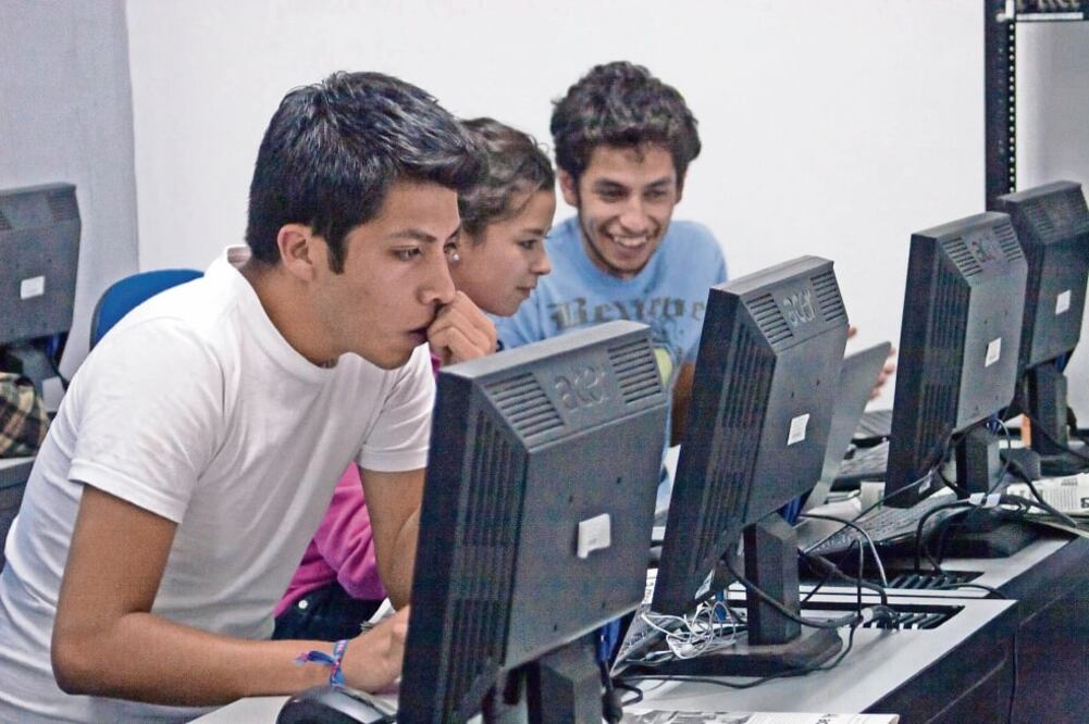 La PGR informó que actualmente se trabaja en estrategias para prevenir la afectación de menores por el uso de internet. (ARCHIVO EL UNIVERSAL)