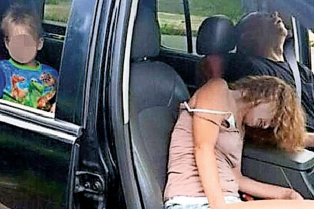 Imagen de 2016 de una pareja con sobredosis en Ohio, Estados Unidos, donde el consumo de opioides representa una crisis de salud (ARCHIVO. EL UNIVERSAL)