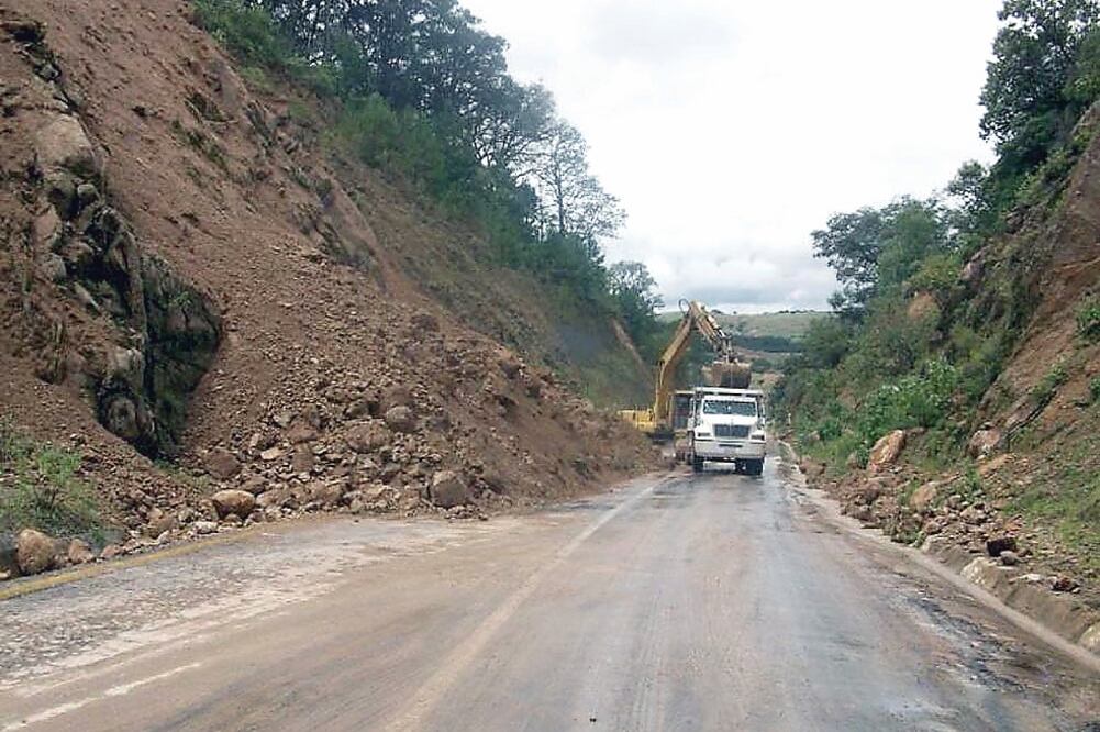 Durante este año, la Secretaría de Comunicaciones y Transportes está pagando un millón 256.6 mil pesos por cada kilómetro atendido (ARCHIVO EL UNIVERSAL)