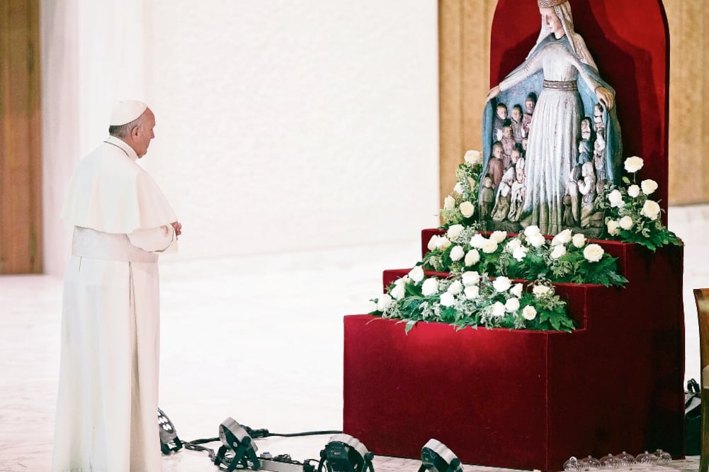 El papa Francisco ora ante la virgen María momentos antes de atender una audiencia que encabezó en el Vaticano. Foto: AP