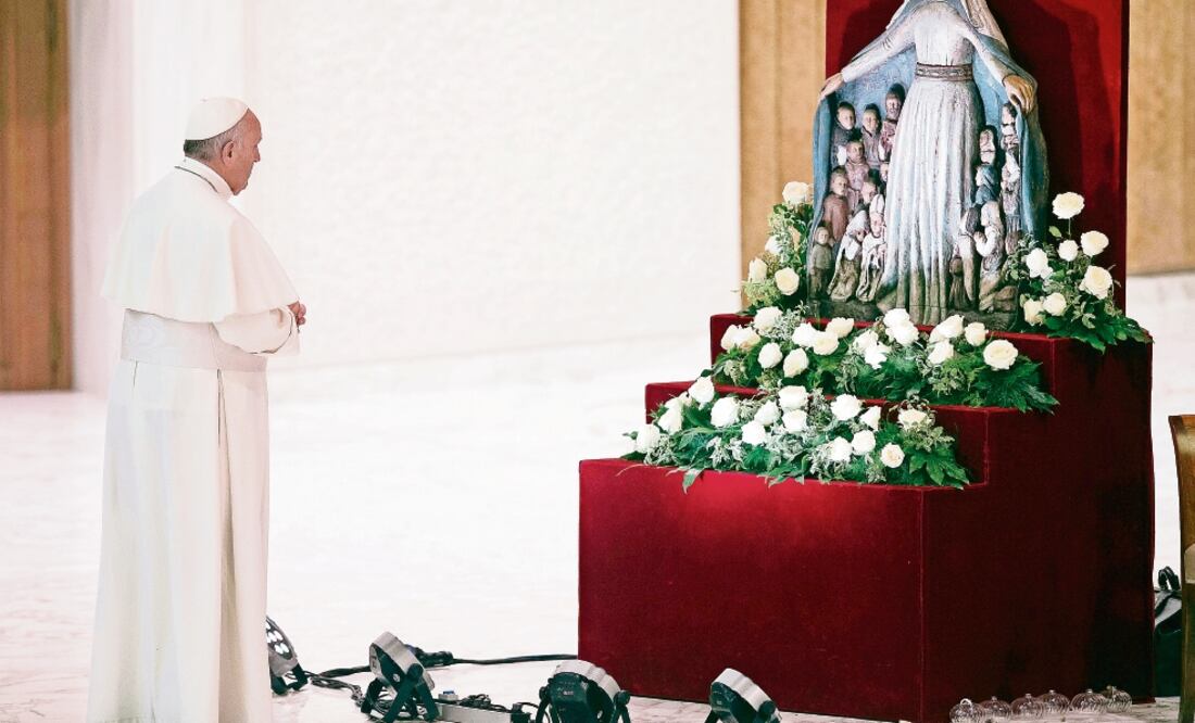 El papa Francisco ora ante la virgen María momentos antes de atender una audiencia que encabezó en el Vaticano. Foto: AP