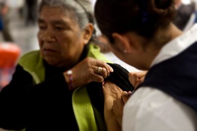 Refuerzan vacunación en la CDMX por bajas temperaturas