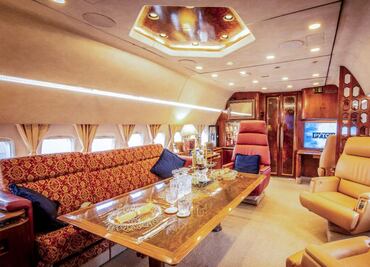 Jacuzzi, cama king size y sauna: el jet privado que pudo haber sido de Pablo Escobar y ahora es un Airbnb en Reino Unido