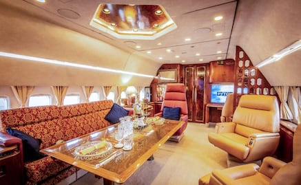 Jacuzzi, cama king size y sauna: el jet privado que pudo haber sido de Pablo Escobar y ahora es un Airbnb en Reino Unido