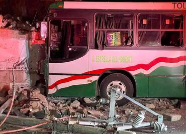 Autobús se queda sin frenos y choca contra poste de luz, barda y otros 2 vehículos; hay 12 heridos