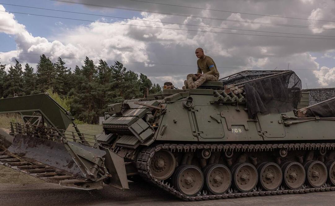 Militares ucranianos operan un vehículo militar blindado en la región de Sumy, cerca de la frontera con Rusia. Foto: AFP