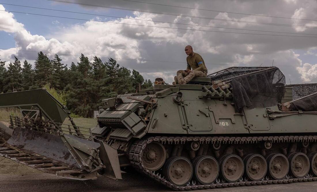 Militares ucranianos operan un vehículo militar blindado en la región de Sumy, cerca de la frontera con Rusia. Foto: AFP