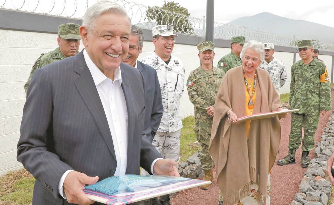 El presidente Andrés Manuel López Obrador dijo en la Zona Militar 21, en Michoacán, acompañado por la titular de la Segob, Olga Sánchez, que es fundamental y necesario que las Fuerzas Armadas participen en tareas de seguridad. Foto: PRESIDENCIA