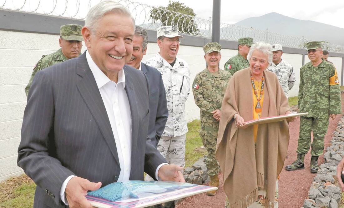 El presidente Andrés Manuel López Obrador dijo en la Zona Militar 21, en Michoacán, acompañado por la titular de la Segob, Olga Sánchez, que es fundamental y necesario que las Fuerzas Armadas participen en tareas de seguridad. Foto: PRESIDENCIA