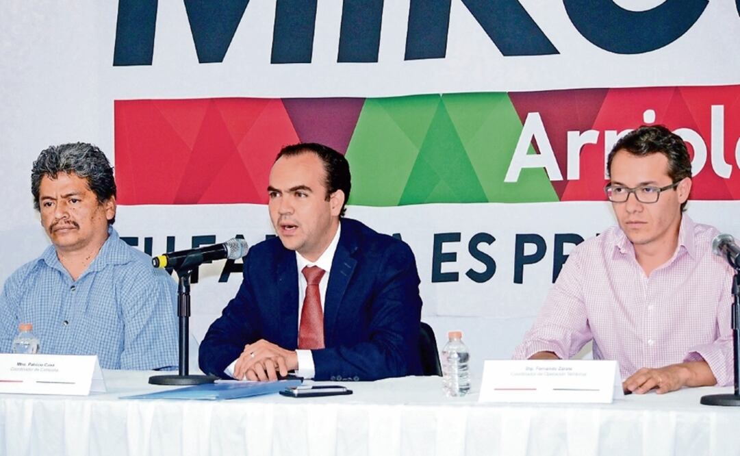 Patricio Caso (der.), coordinador de campaña de Mikel Arriola, dijo que no son razonables los ingresos obtenidos por Barrales contra su patrimonio. (ESPECIAL)