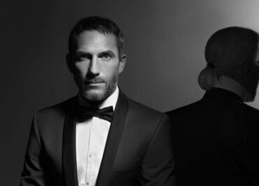 El guapo ex guardaespaldas de Karl Lagerfeld dará entrenamiento en línea