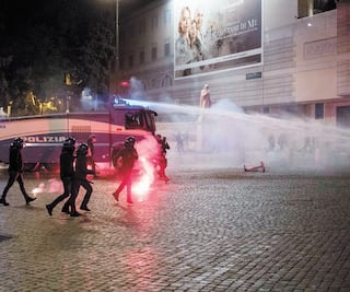 Italianos protestan contra las nuevas medidas de confinamiento