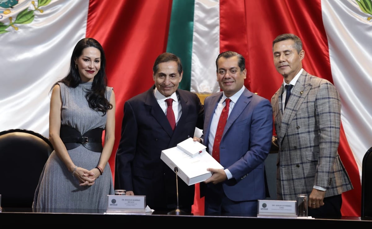 Hacienda entrega Paquete Económico en la Cámara de Diputados; prevé ingresos por 8 billones y déficit de 3.9%