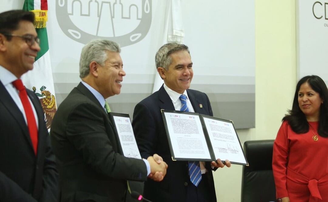 Miguel Ángel Mancera durante la firma del convenio con el Infonavit y el Colegio de Notarios. (Foto: Twitter @ManceraMiguelMX)