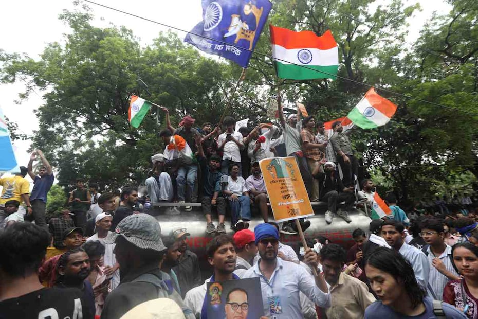 Partidarios del Cockroach Janta Party (CJP) participan en una marcha de protesta hacia el Parlamento para exigir la dimisión del ministro de Educación de la Unión, Dharmendra Pradhan, debido a irregularidades relacionadas con la filtración de exámenes; la manifestación tiene lugar en el recinto de protestas de Jantar Mantar, en Nueva Delhi (India), el 20 de julio de 2026. Los manifestantes de este movimiento político liderado por jóvenes se congregaron para la marcha tras la retirada forzosa y hospitalización del activista y educador Sonam Wangchuk por parte de la policía, debido a problemas de salud derivados de una huelga de hambre de tres semanas. Foto: EFE