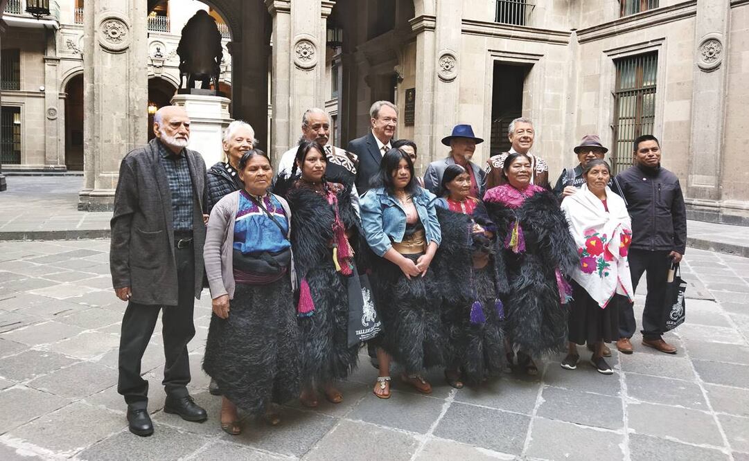 Los galardonados recibieron ayer el Premio en Palacio Nacional antes de la conferencia matutina del Presidente. Foto: Yanet Aguilar/EL UNIVERSAL