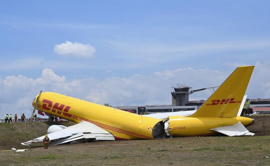 Un avión de carga yace roto en la pista del Aeropuerto Internacional Juan Santamaría en Alajuela, Costa Rica. Foto: AP