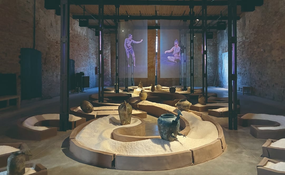 Actos invisibles para sostener el universo es un camino de sal con vasijas de cerámica con mensajes. También proyecta un performance, hay pintura y una pieza sonora. Foto: Estudio RojoNegro