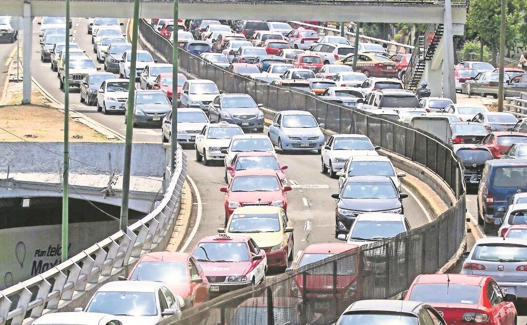 Cada año se deben cubrir impuestos con respecto al auto, se trata del pago de tenencia o refrendo. Foto: EL UNIVERSAL