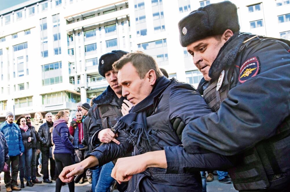 El opositor Alexei Navalny fue detenido ayer por policías en el centro de Moscú. Miles de personas se manifestaron contra la corrupción (AP)