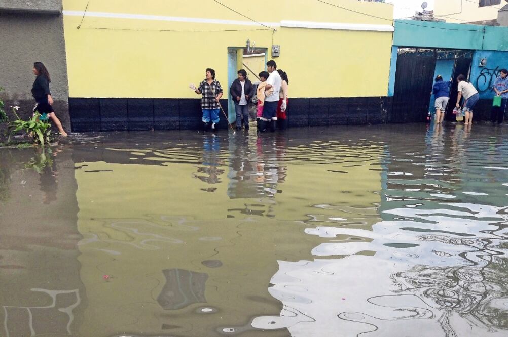 Para prevenir inundaciones, autoridades delegacionales crearon un chat de Whatsapp para alertar a vecinos y minimizar pérdidas de enseres domésticos (ARCHIVO EL UNIVERSAL)