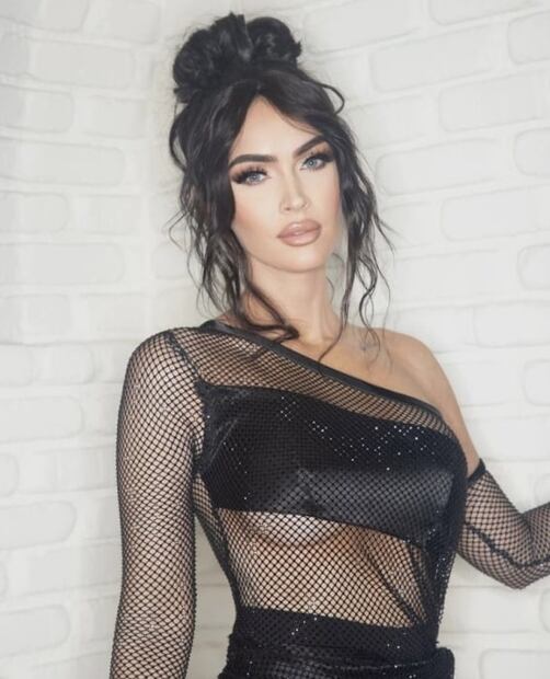 Megan Fox enfundada en un vestido de red para una noche de gala