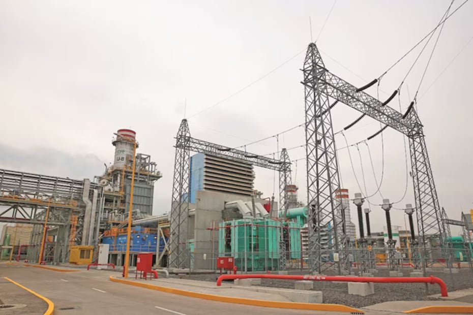 La Central de Ciclo Combinado de Pedro Escobedo, en Querétaro, opera con gas natural y ejemplifica el modelo de transición energética que se implementará en la termoeléctrica de Tula para sustituir el combustóleo y reducir emisiones contaminantes.
Foto: especial