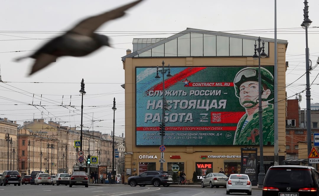 Una enorme pantalla electrónica muestra a un soldado ruso estilizado con el lema 'Servir a Rusia es un trabajo real' en la fachada de un edificio en San Petersburgo, Rusia. Foto: EFE