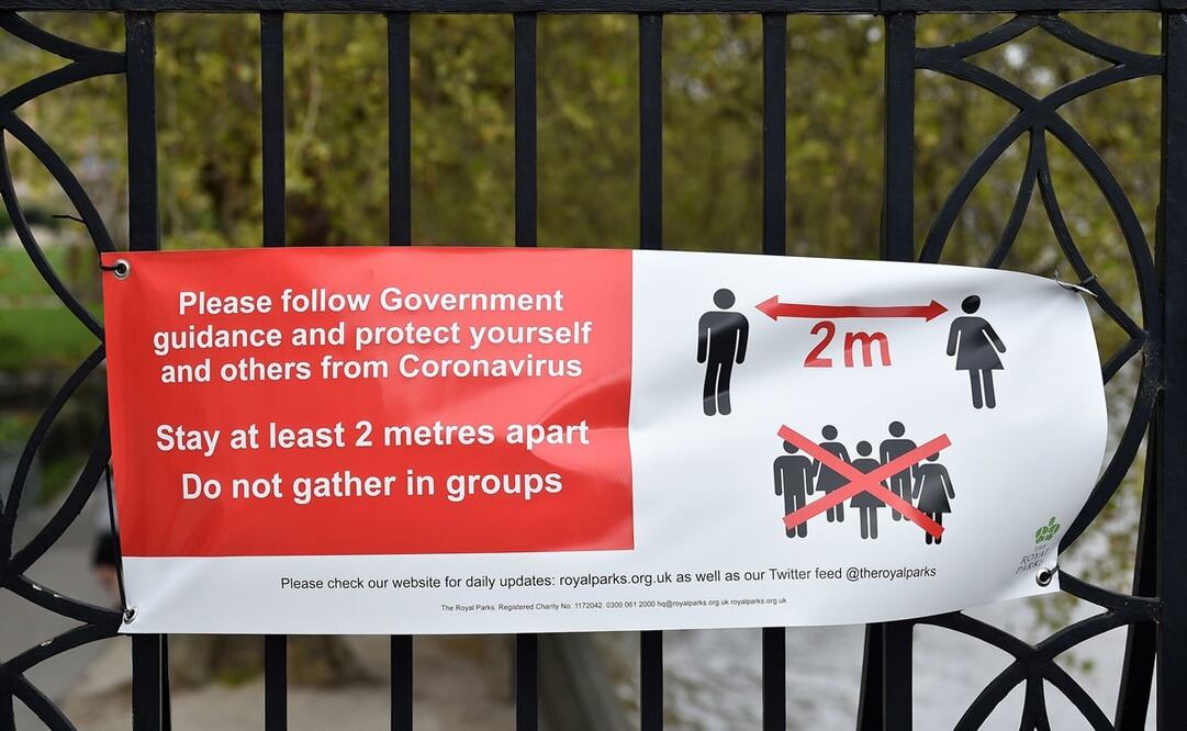 Las autoridades británicas habían afirmado que esperarían a que se superara el pico de la pandemia antes de suavizar las medidas (Foto: AFP)