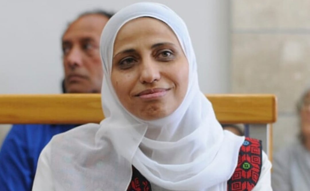 La poetisa Dareen Tatour ya fue detenida en octubre de 2015 por publicar en redes sociales poemas como "Resiste, mi pueblo, resístelos". Foto:  AP/Rami Shllush