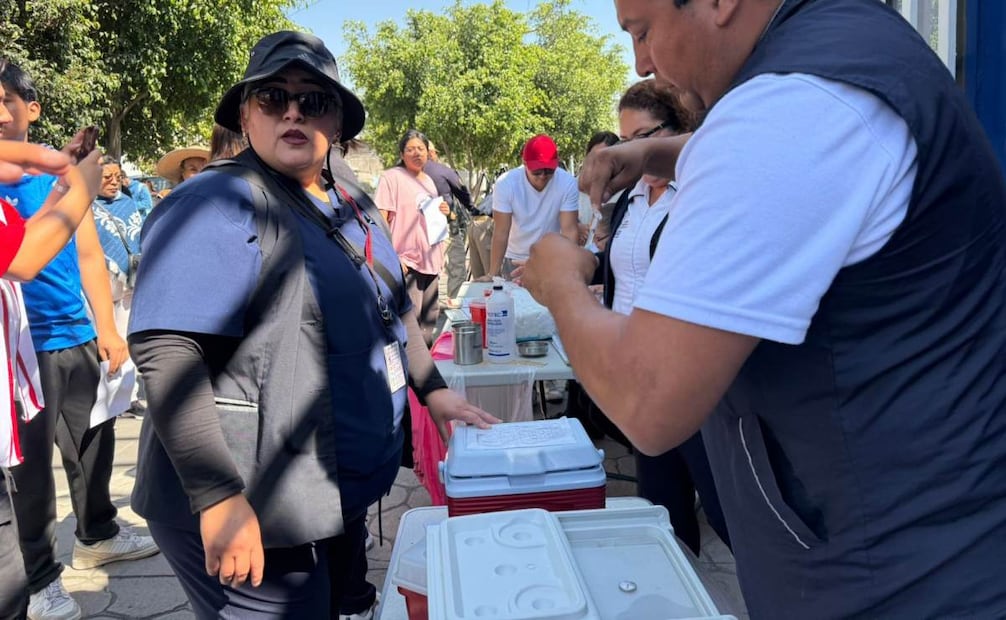 Se agotan dosis de vacuna contra el sarampión en Nezahualcóyotl; varias familias se retiran sin recibir el biológico.
Foto: Emilio Fernández