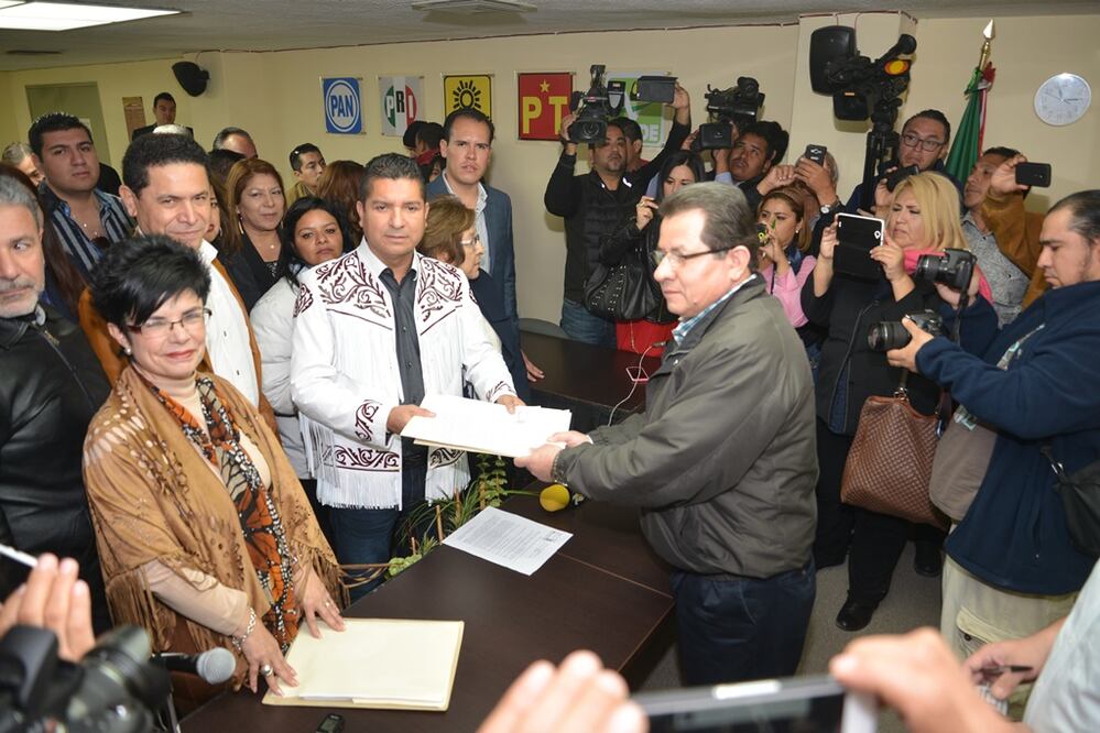 Chavira Martínez acudió por la mañana portando una cuera tamaulipeca, acompañado por familiares y decenas de simpatizantes (Foto: Roberto Aguilar)